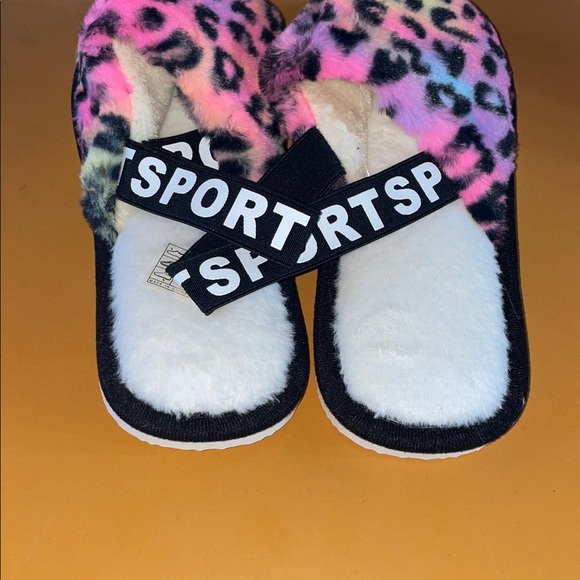 Fluffy rainbow leopard and white slippers - Picture 2 of 3